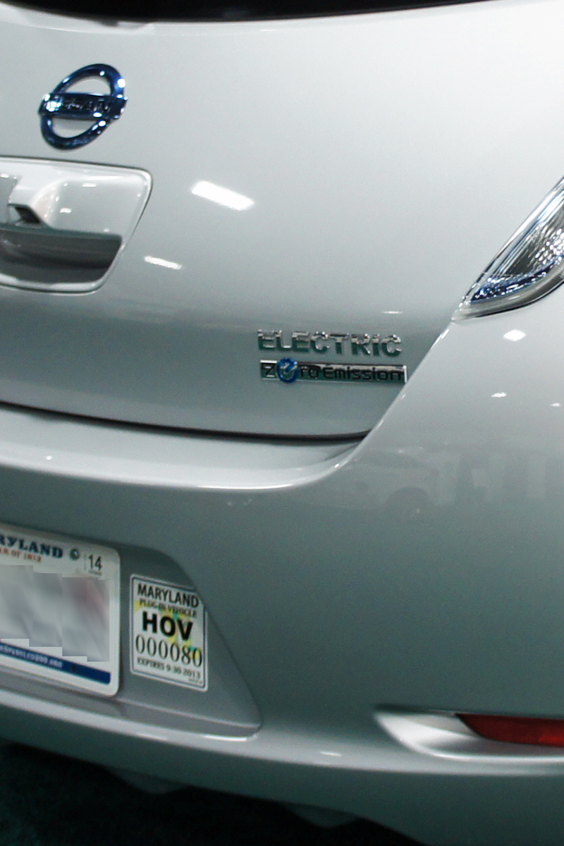 Nissan_Leaf_HOV_sticker_WAS_2012_0766.jpg
