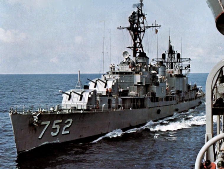 USS_Alfred_A._Cunningham_%28DD-752%29_underway_c1969.jpg