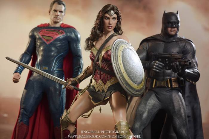 Batman-v-Superman-Dawn-of-Justice-Wonder-Woman-Sixth-Scale-Figure-Hot-Toys-Final-Product-Itakon.it-35.jpg