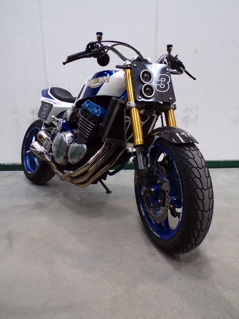 Triumph 955 Street Tracker