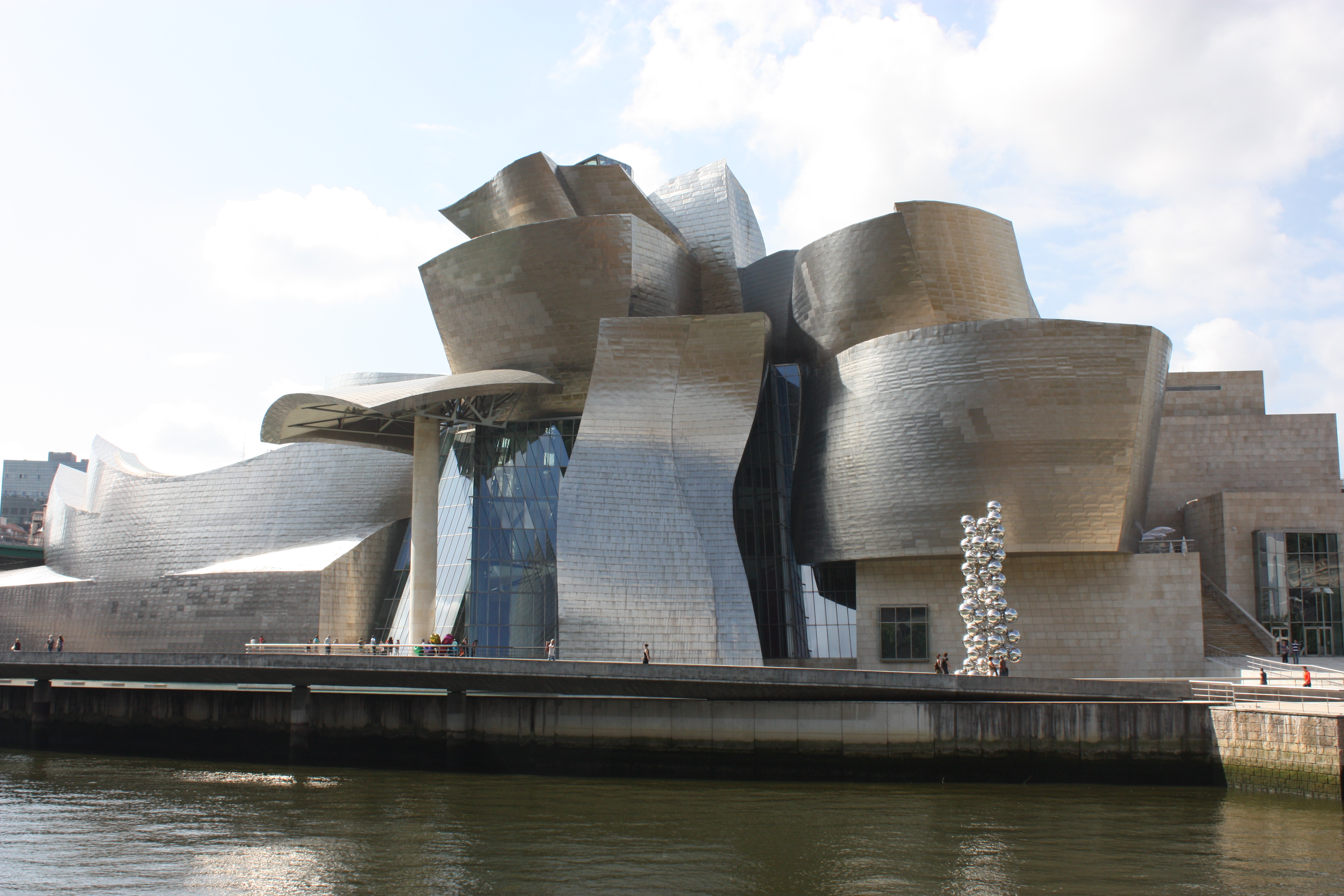 Guggenheim_Museum,_Bilbao,_July_2010_(06).JPG