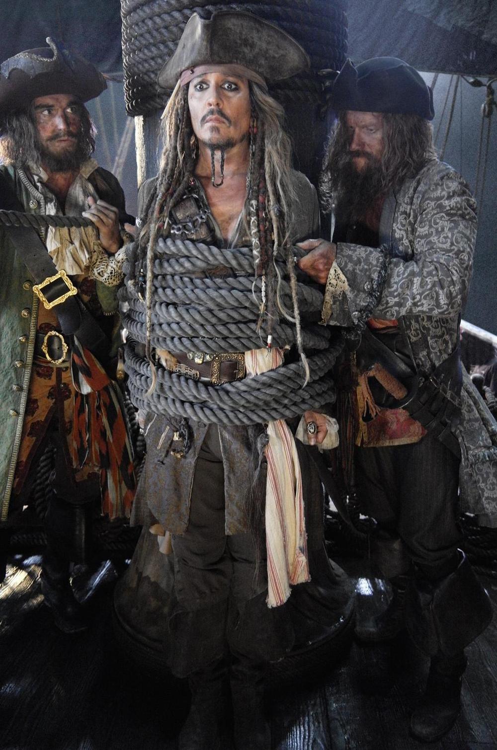first-photo-of-johnny-deep-as-jack-sparrow-in-pirates-of-the-caribbean-5