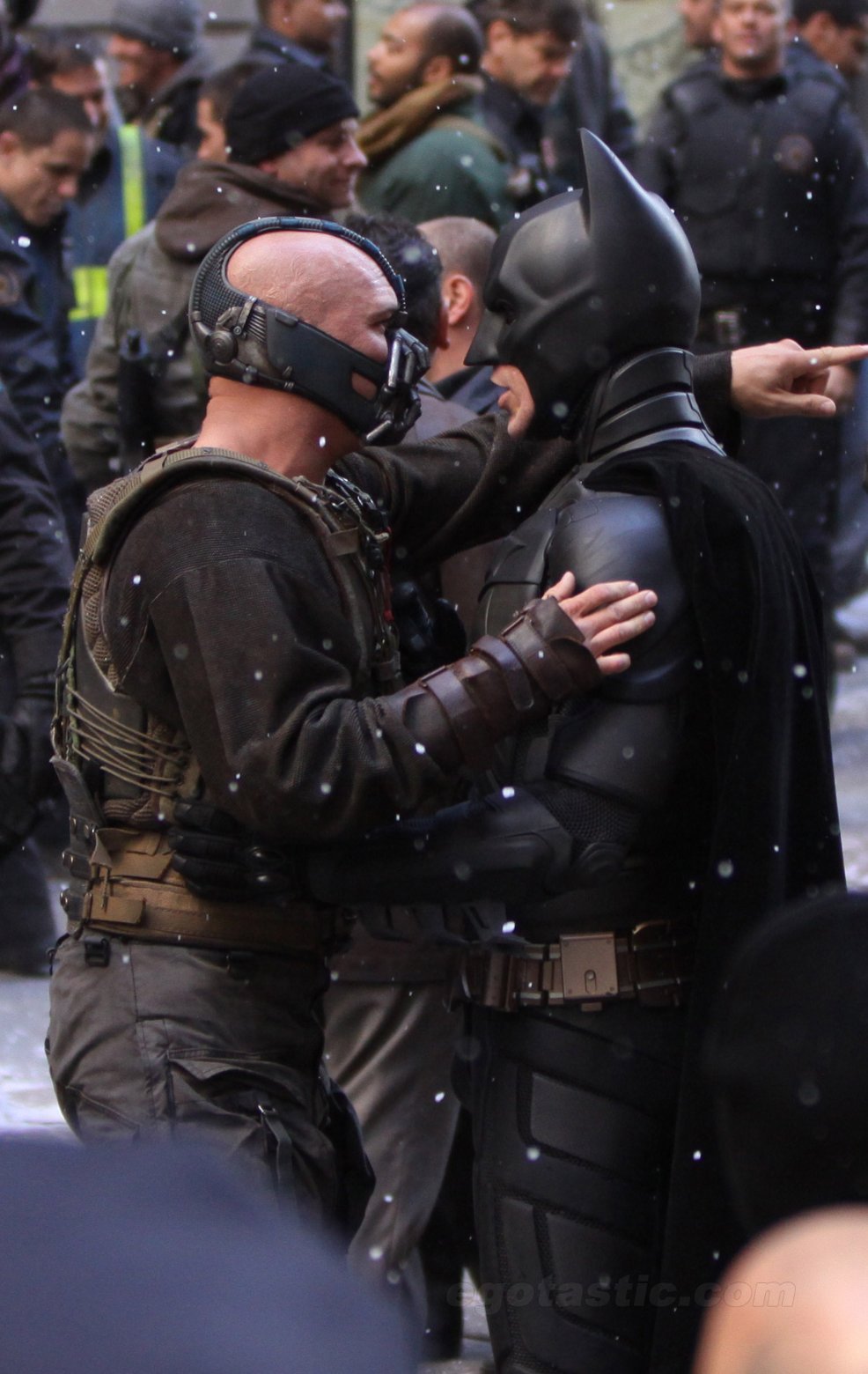 Bane-VS-Batman-the-dark-knight-rises-27012582-986-1560.jpg