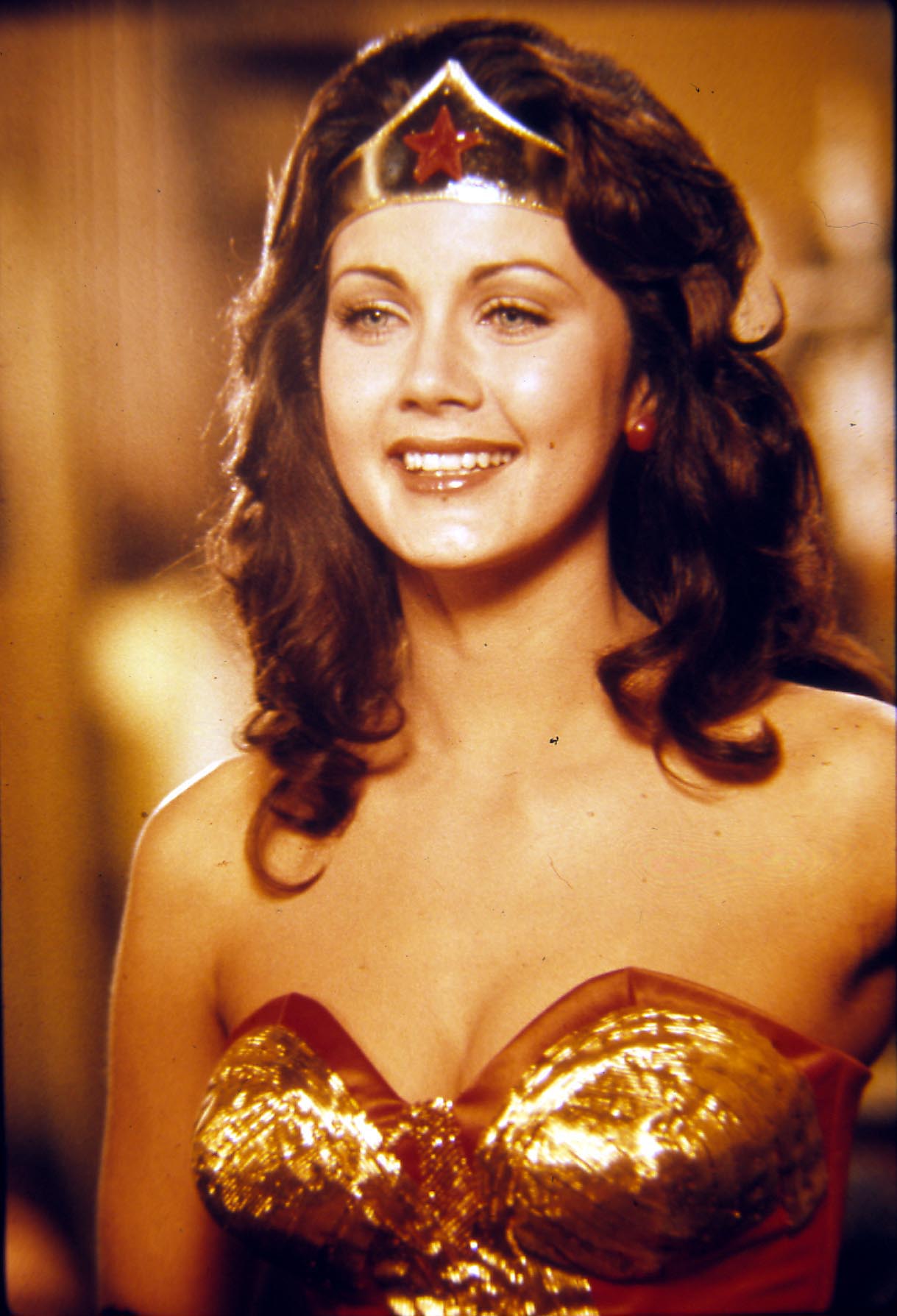 Wonder-Woman-lynda-carter-35500864-1219-1788.jpg