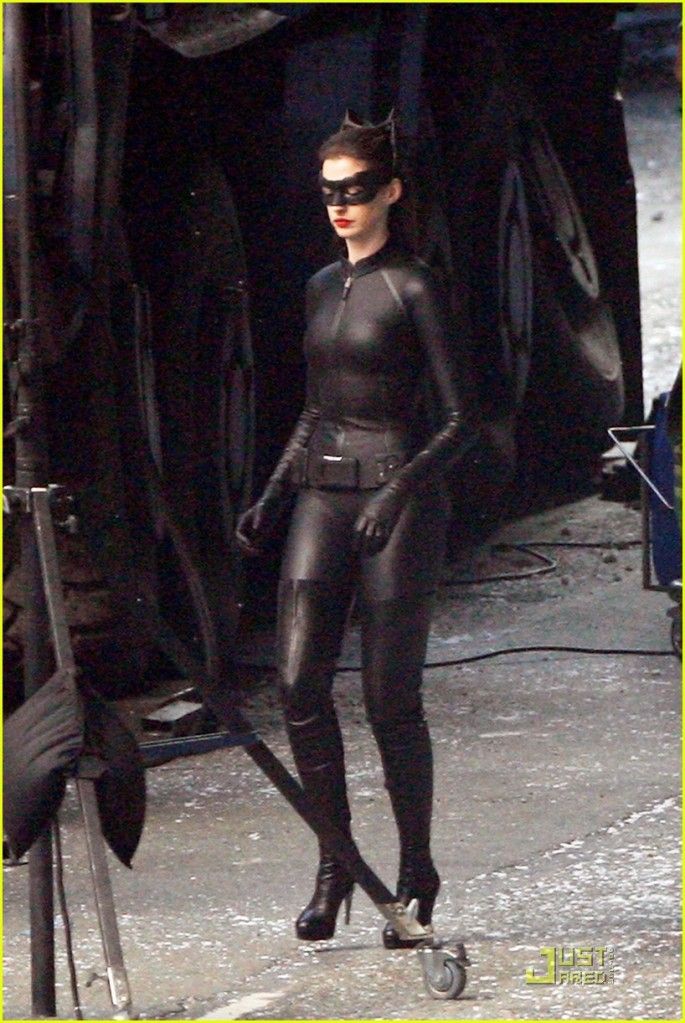 anne-hathaway-catwoman-dark-knight-rises-set-01.jpg