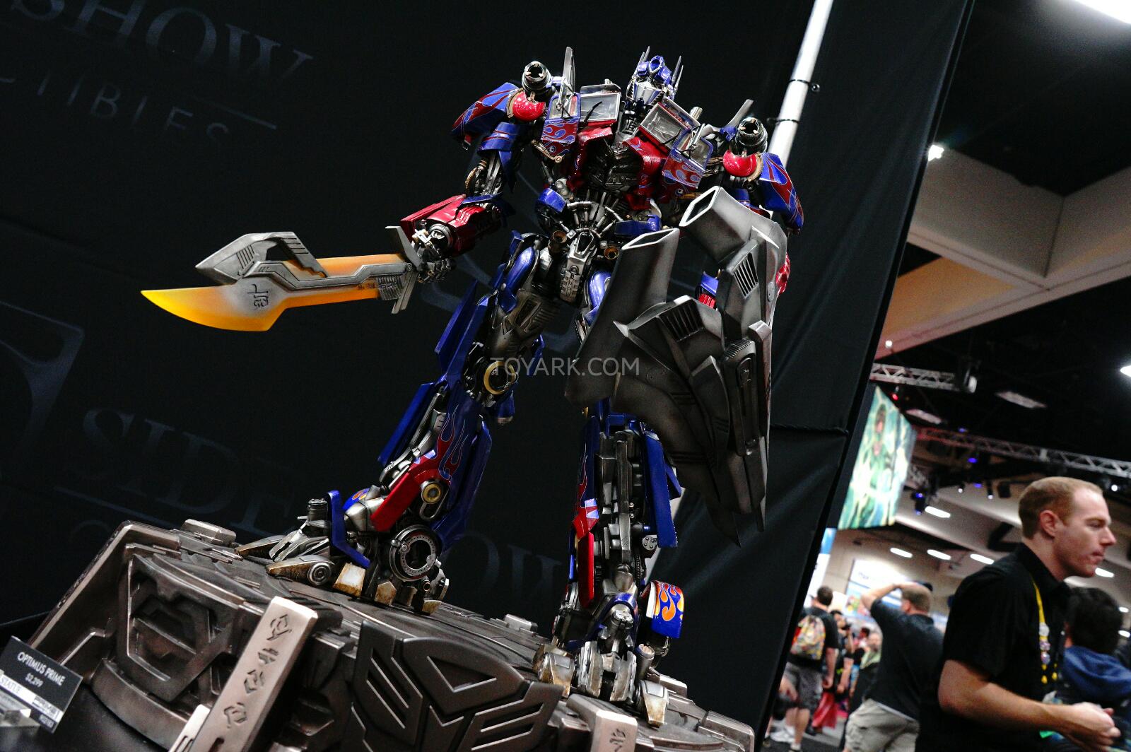 SDCC-2014-Sideshow-Transformers-Optimus-Prime-004_1406489570.jpg