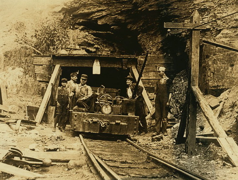 W._Va._coal_mine_1908.jpg