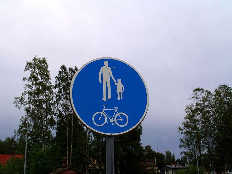 800px-Finnish_combined_pedestrian_and_cycle_path_road_sign.jpg