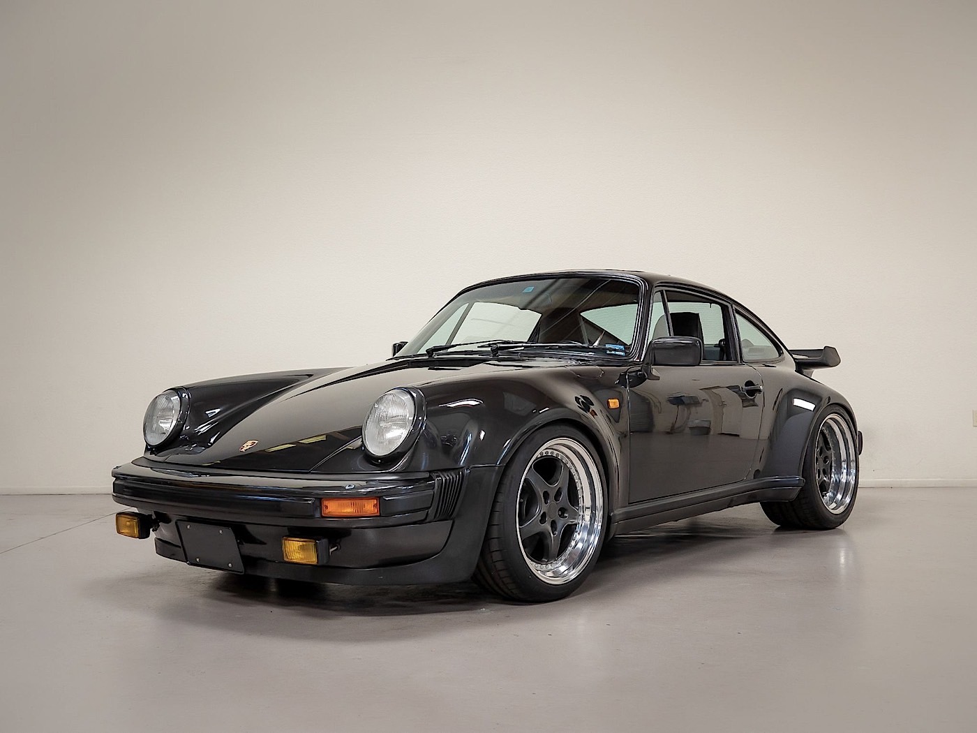 1981-porsche-930-turbo-outlaw-is-a-perfect-storm-140357_1.jpg