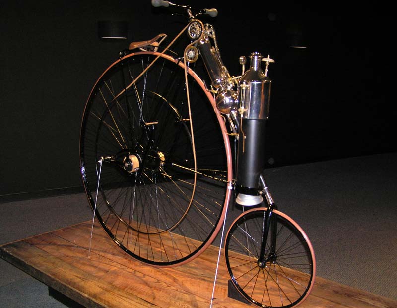 1884_Copeland_Steam_Cycle_(replica)_The_Art_of_the_Motorcycle_-_Memphis.jpg