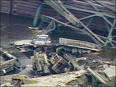 Minnesotabridgecollapse03.jpg