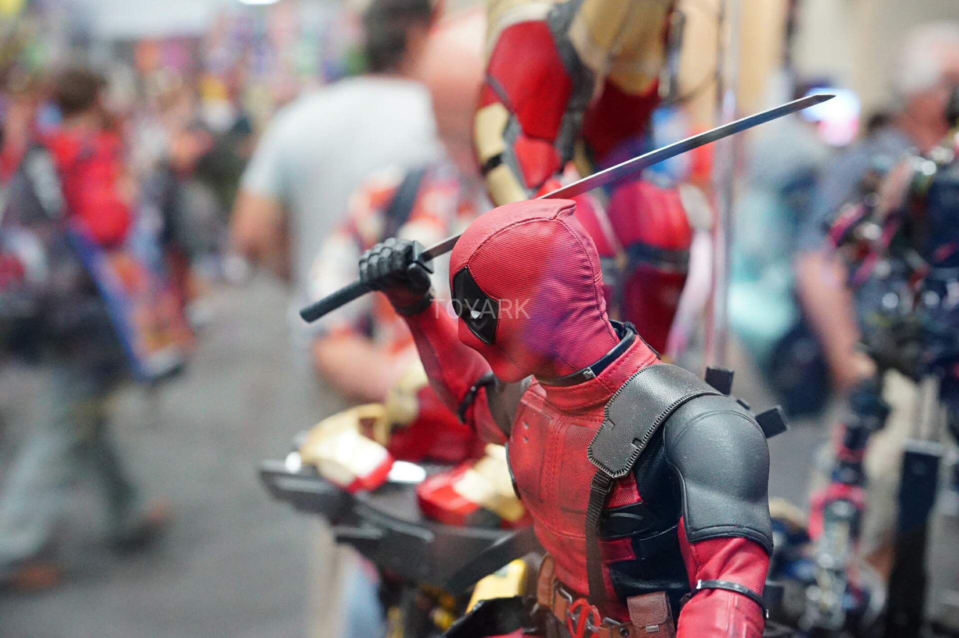 SDCC-2016-Hot-Toys-Marvel-Deadpool005.jpg