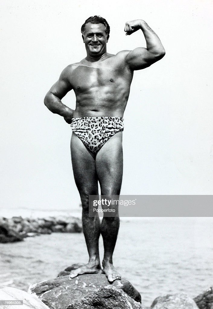 personalities-body-building-pic-circa-1940s-charles-atlas-american-picture-id78964305