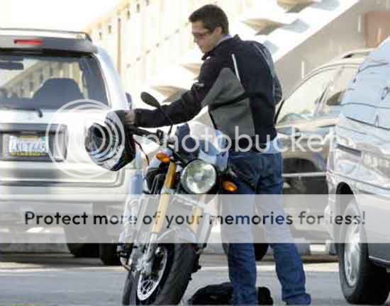 Brad-Pitt-Motorcycle-06.jpg
