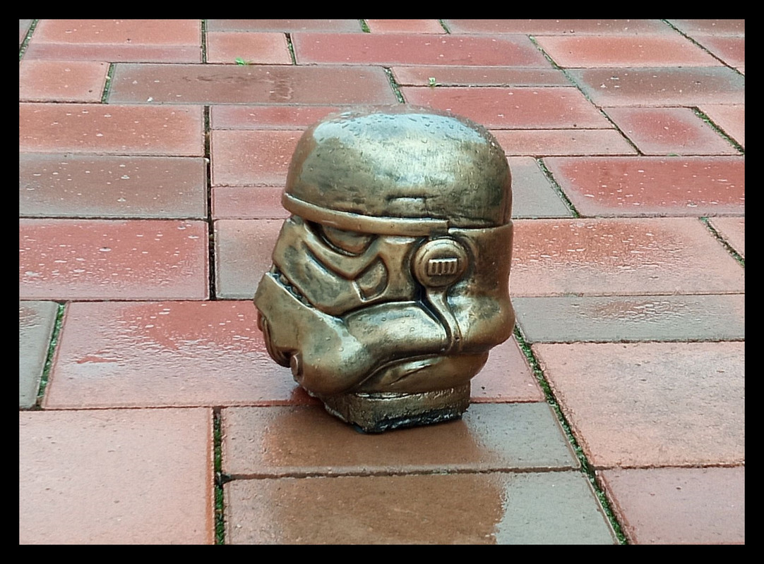 Stormtrooper-garden-ornament-03.jpg
