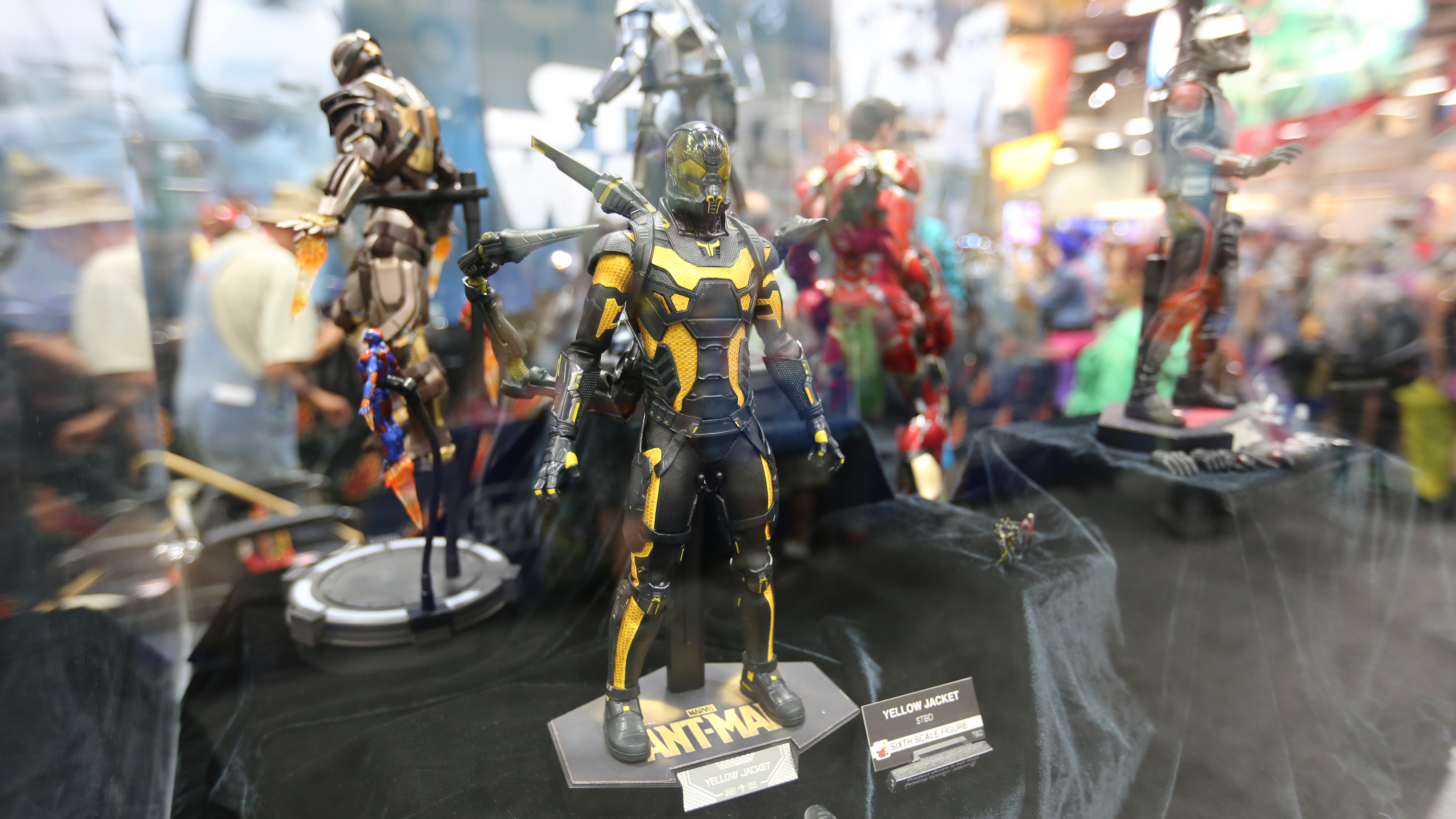 ant-man-hot-toys-sideshow-collectibles-booth-picture-comic-con-2.jpg