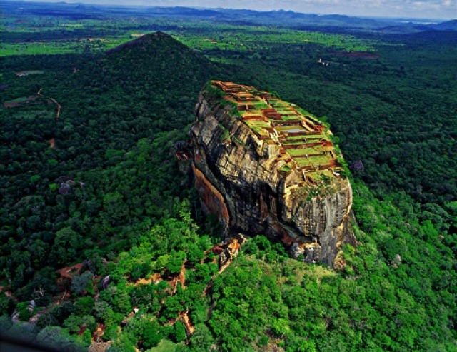 Sigiriya-in-Sri-Lanka_Beautiful-setting_5777.jpg