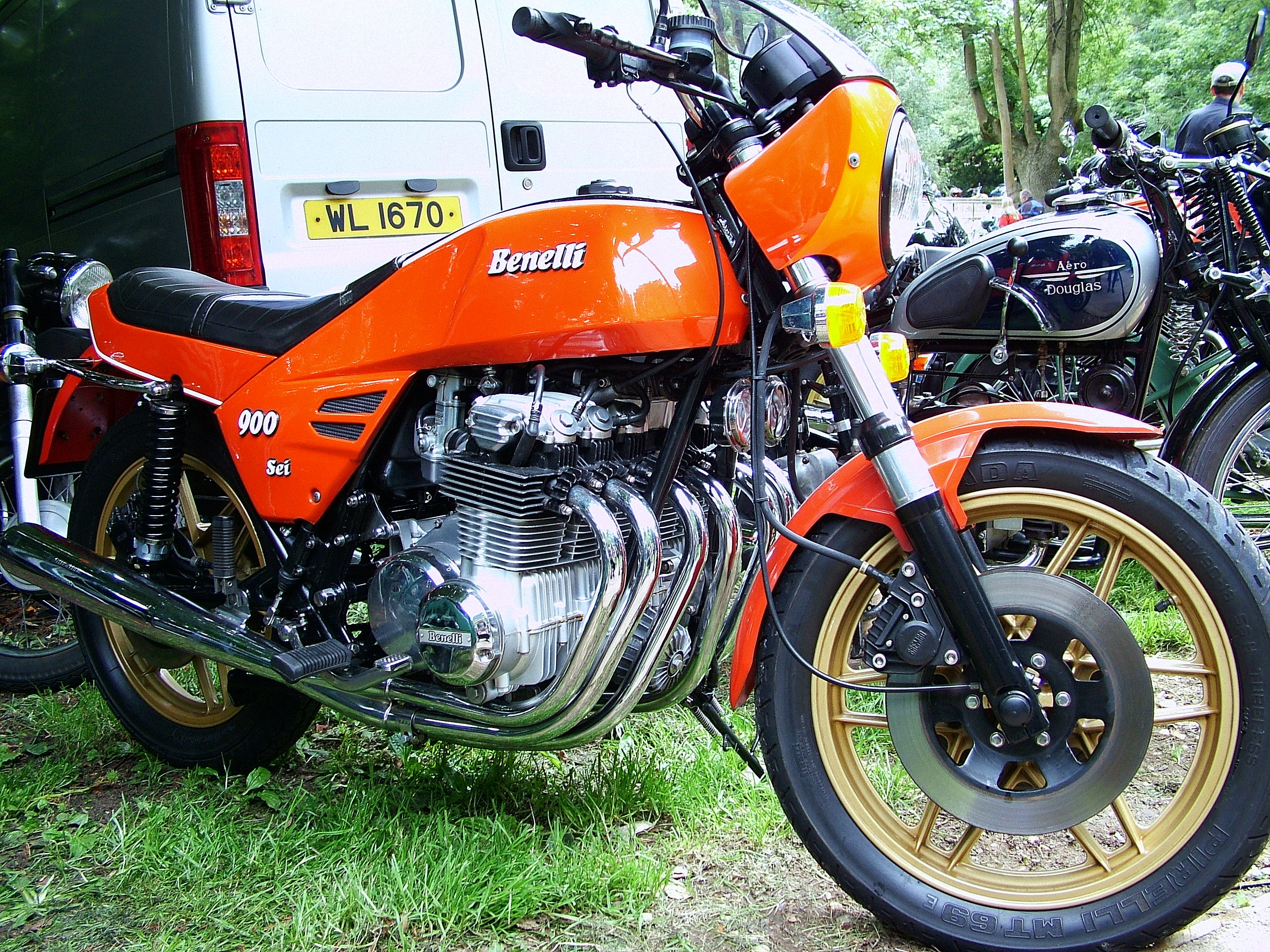 Benelli_900_Sei_orange.jpg