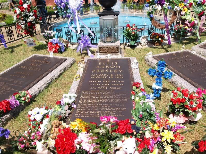 ElvisPresleyGraveSite.jpg