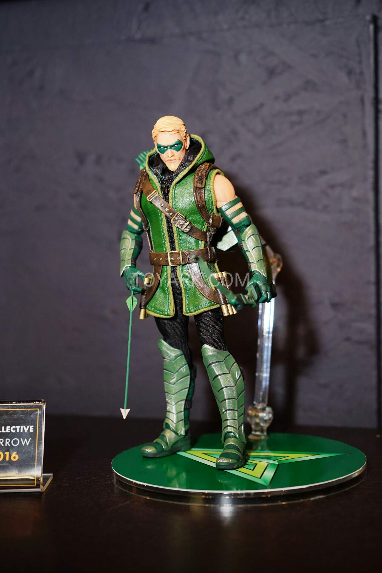 Mezco-One12-DC-007.jpg