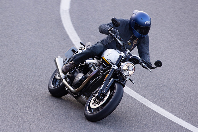 2025 Triumph Speed Twin 1200 action right