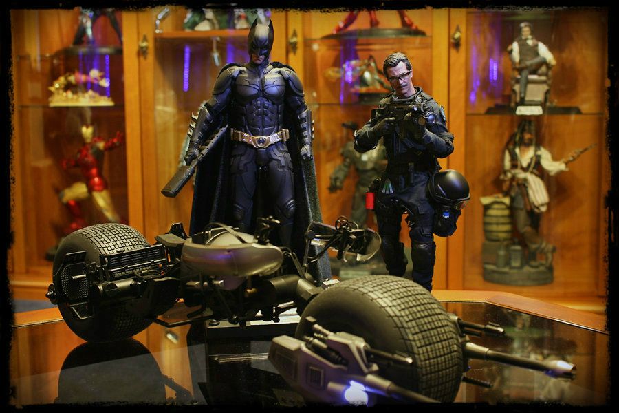 HotToysDX12Batman22.jpg