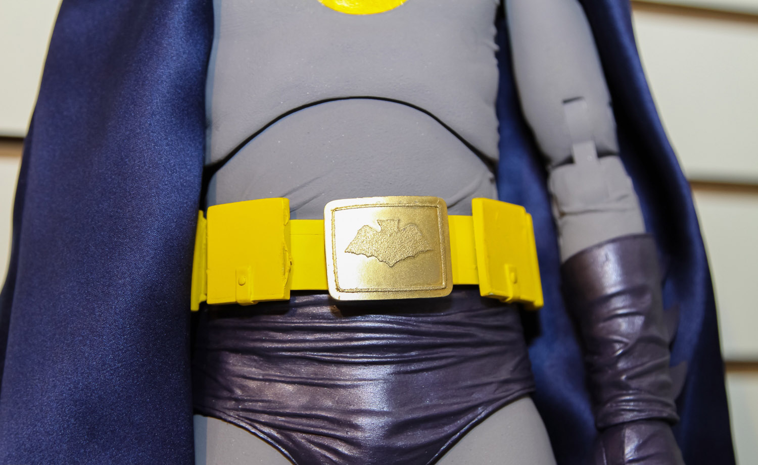 NECA_1-4_SCALE_ADAM_WEST_60's_BATMAN_05.jpg