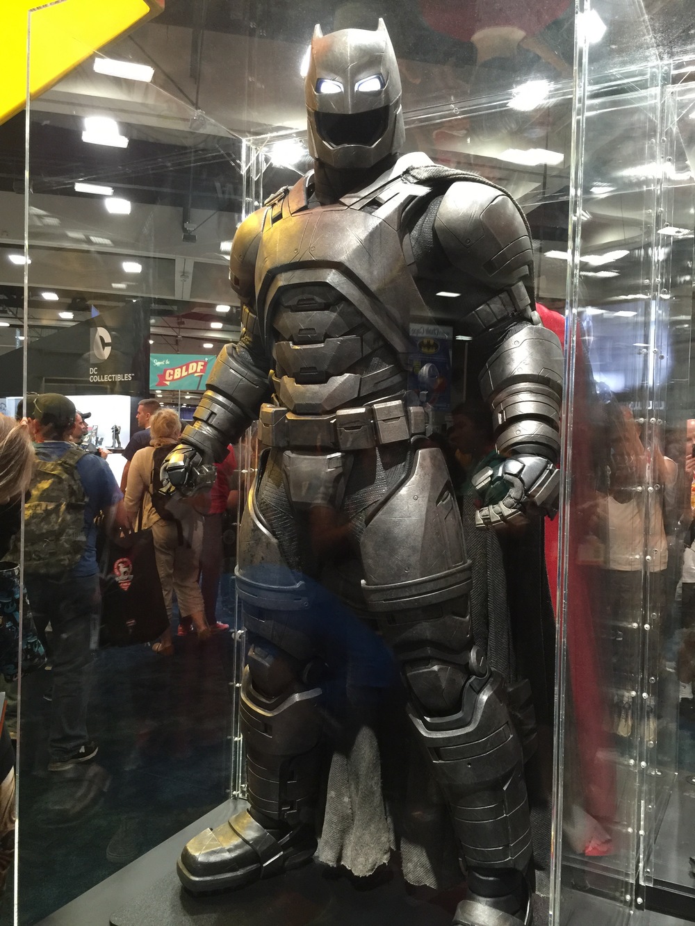 batman-v-superman-batman-armor-costumes-weapons-prop-photos5