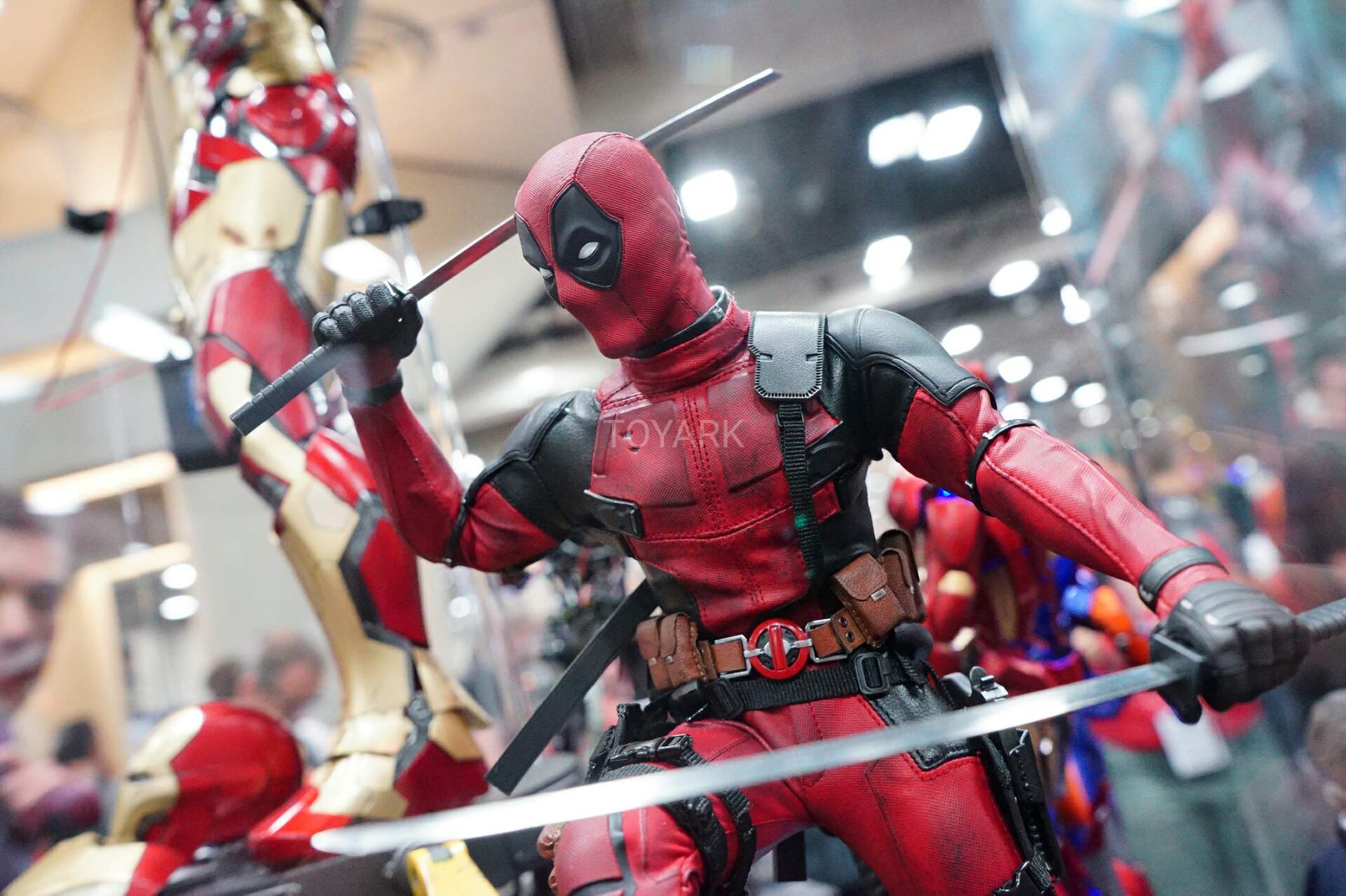 SDCC-2016-Hot-Toys-Marvel-Deadpool002.jpg