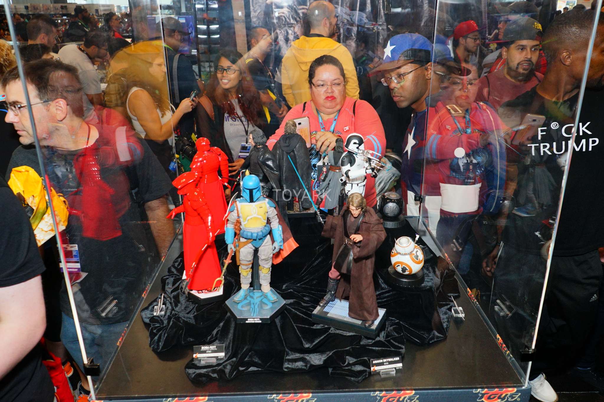 NYCC-2017-Hot-Toys-001.jpg