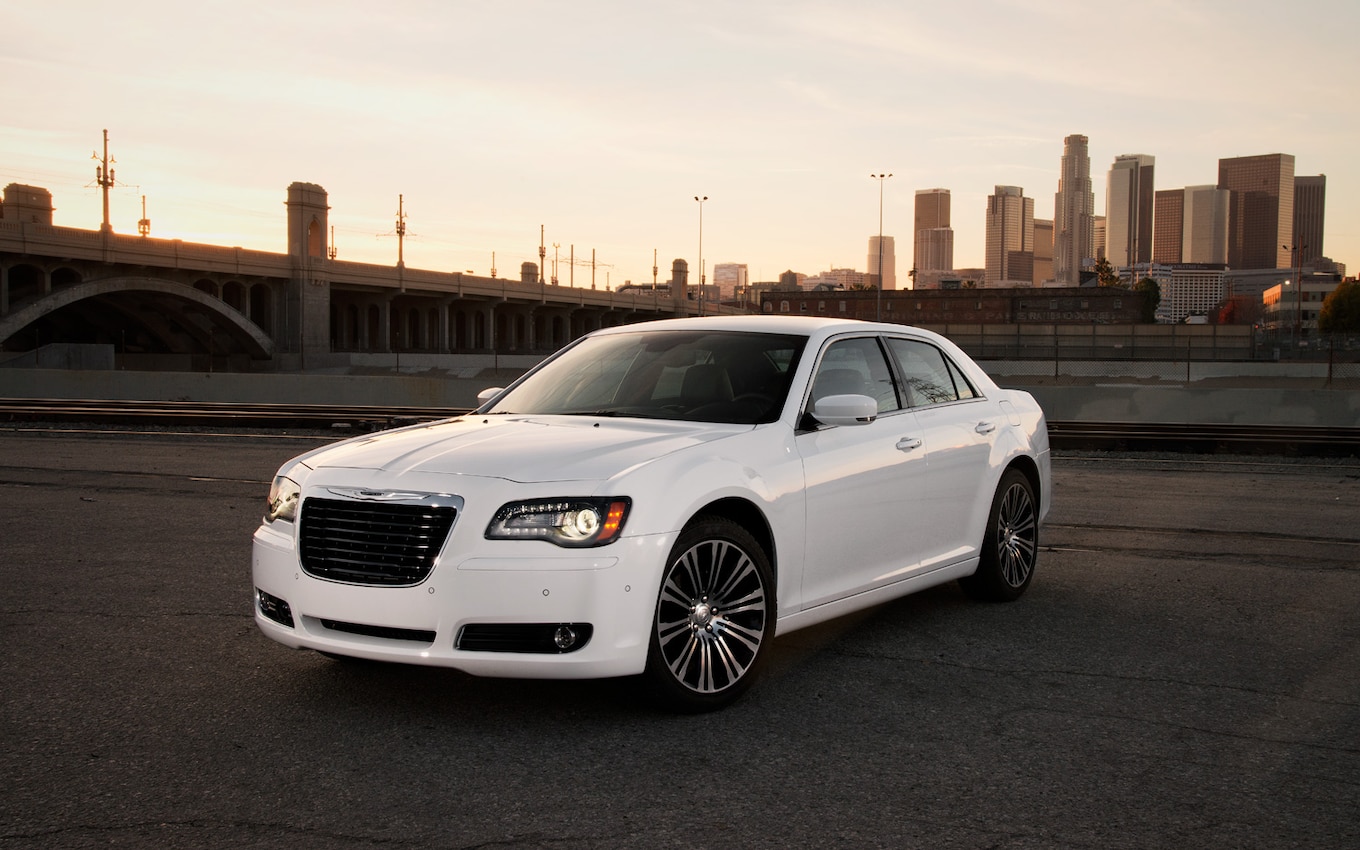 2013-Chrysler-300S-front-three-quarters-static.jpg