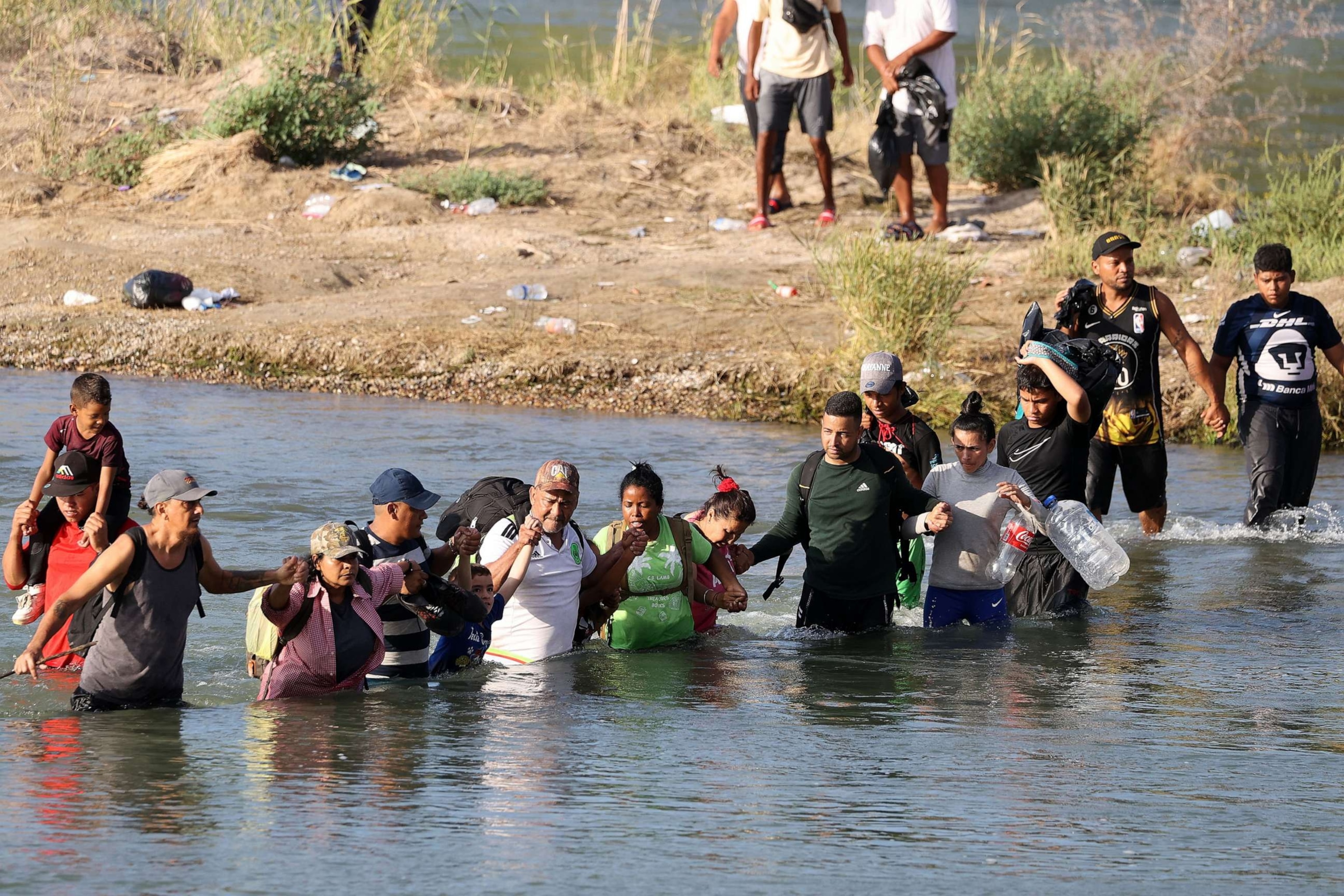 migrants-texas-ss-jt-230922_1695400653188_hpMain.jpg