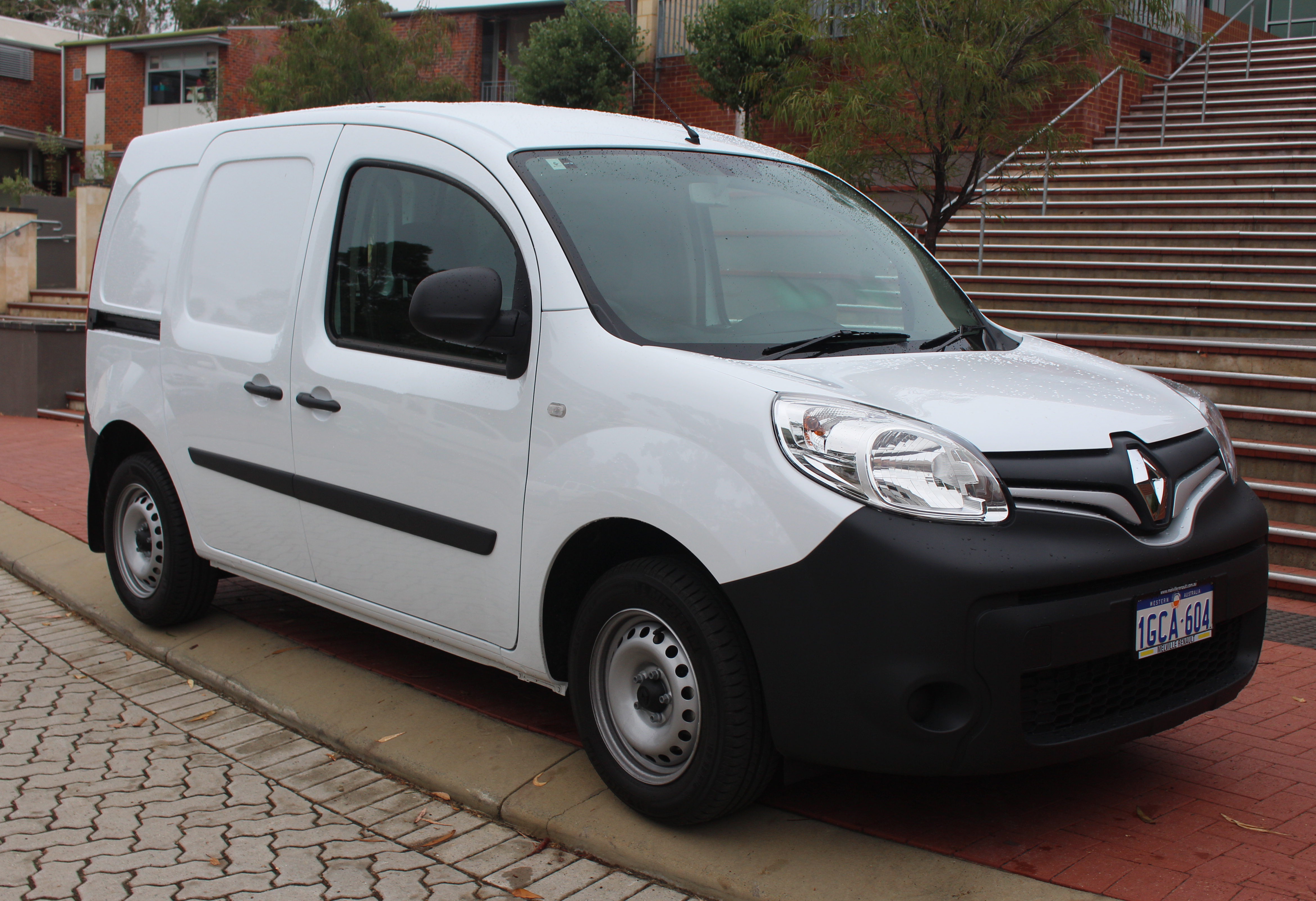 2016_Renault_Kangoo_%28X61_Series_II%29_van_%282017-01-30%29_01.jpg