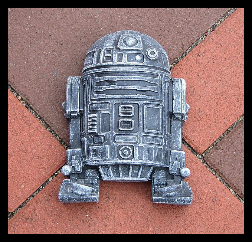 R2-D2-garden-ornament-02.jpg