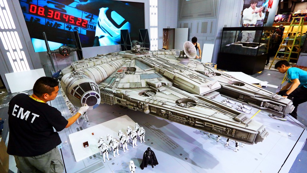 Hot-Toys-Millennium-Falcon-Full-Preview-2.jpg