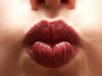 kiss%20lips%20350.jpg