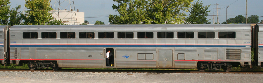 Amtrak-31044-Superliner-baggage-coach-MEM-7-4-08.jpg