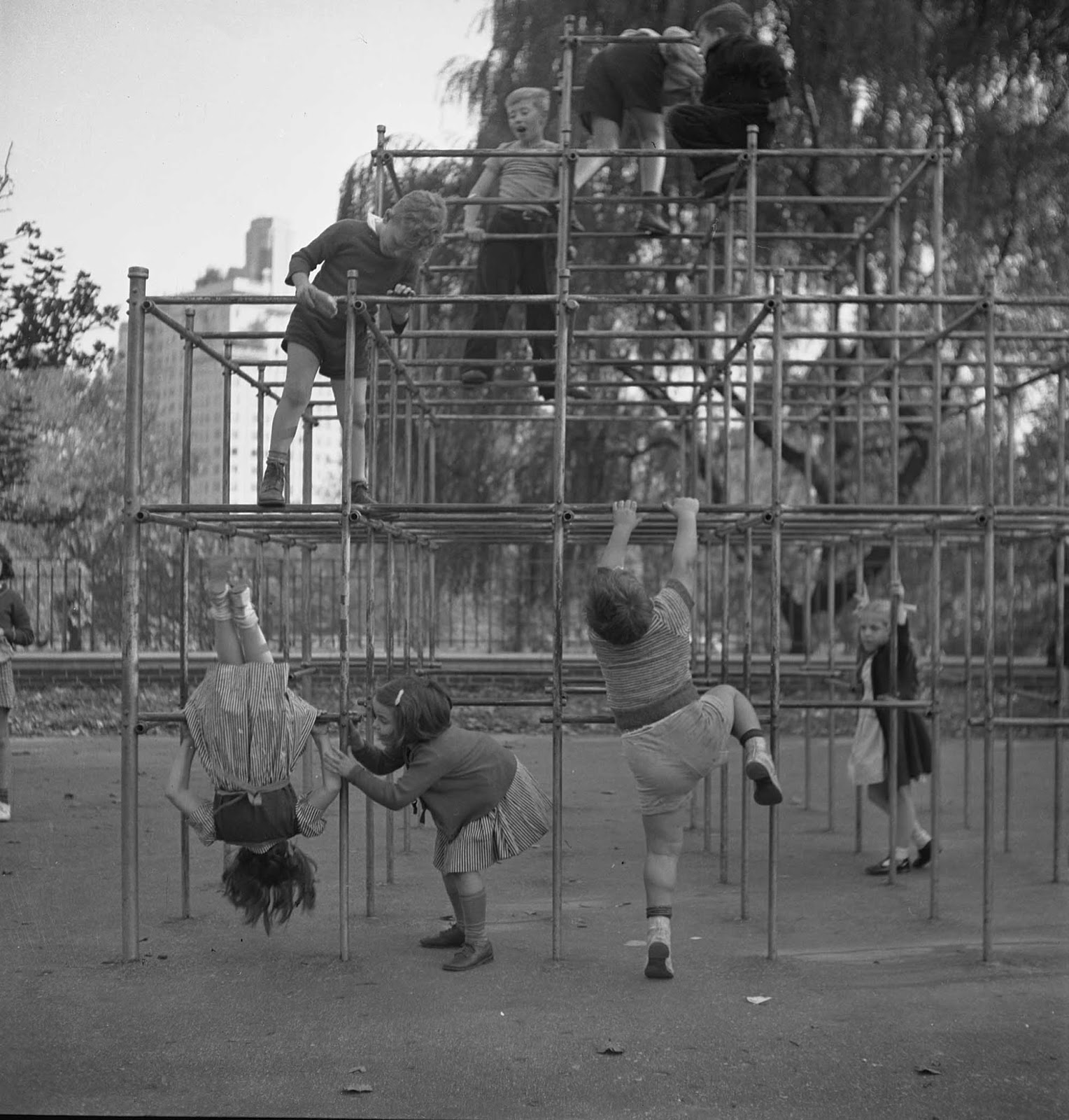 playgrounds_in_1900_4.jpg