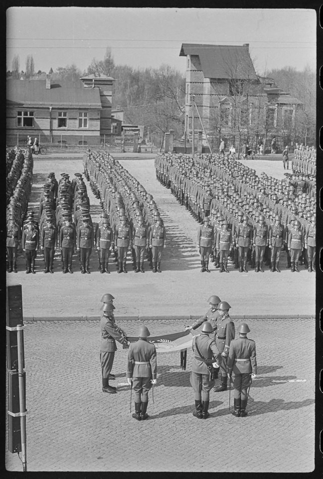 soldaten-der-nva-beim-fahneneid-april-1968-sw-foto-kurt-schwarz-103568.jpg