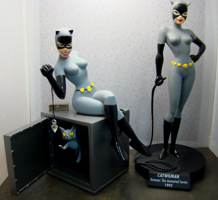 animated_catwoman_statues_by_skphile-d4jsja2.jpg