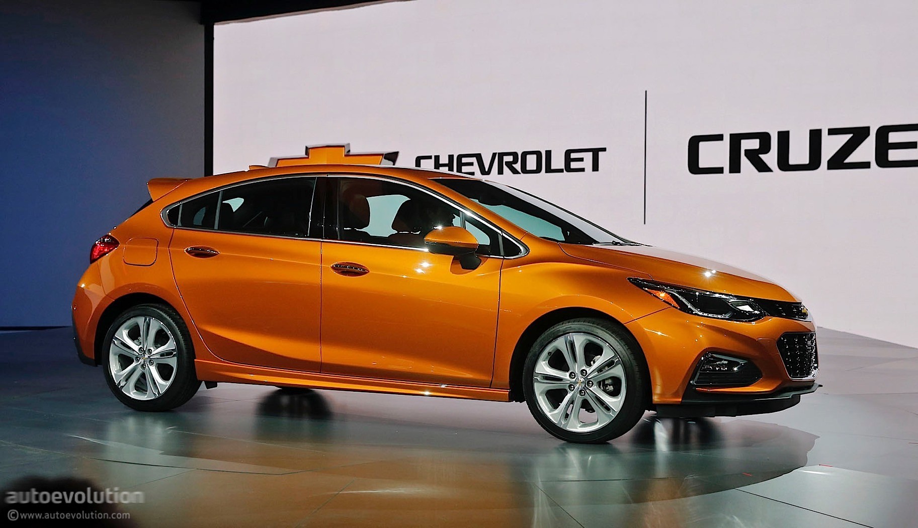 here-s-the-2017-chevrolet-cruze-hatch-in-full-color-live-photos_2.jpg