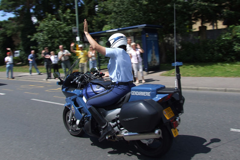 800px-Gendarmerie_motor_officer_raising_arm_in_traffic.jpg