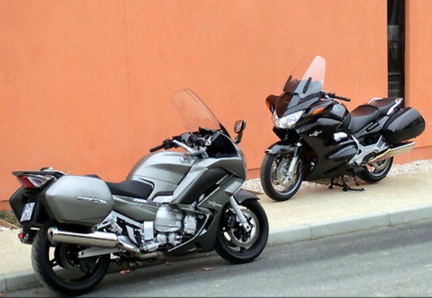 Honda_Pan-European_Vs_Yamaha_FJR_1300_2013.jpg