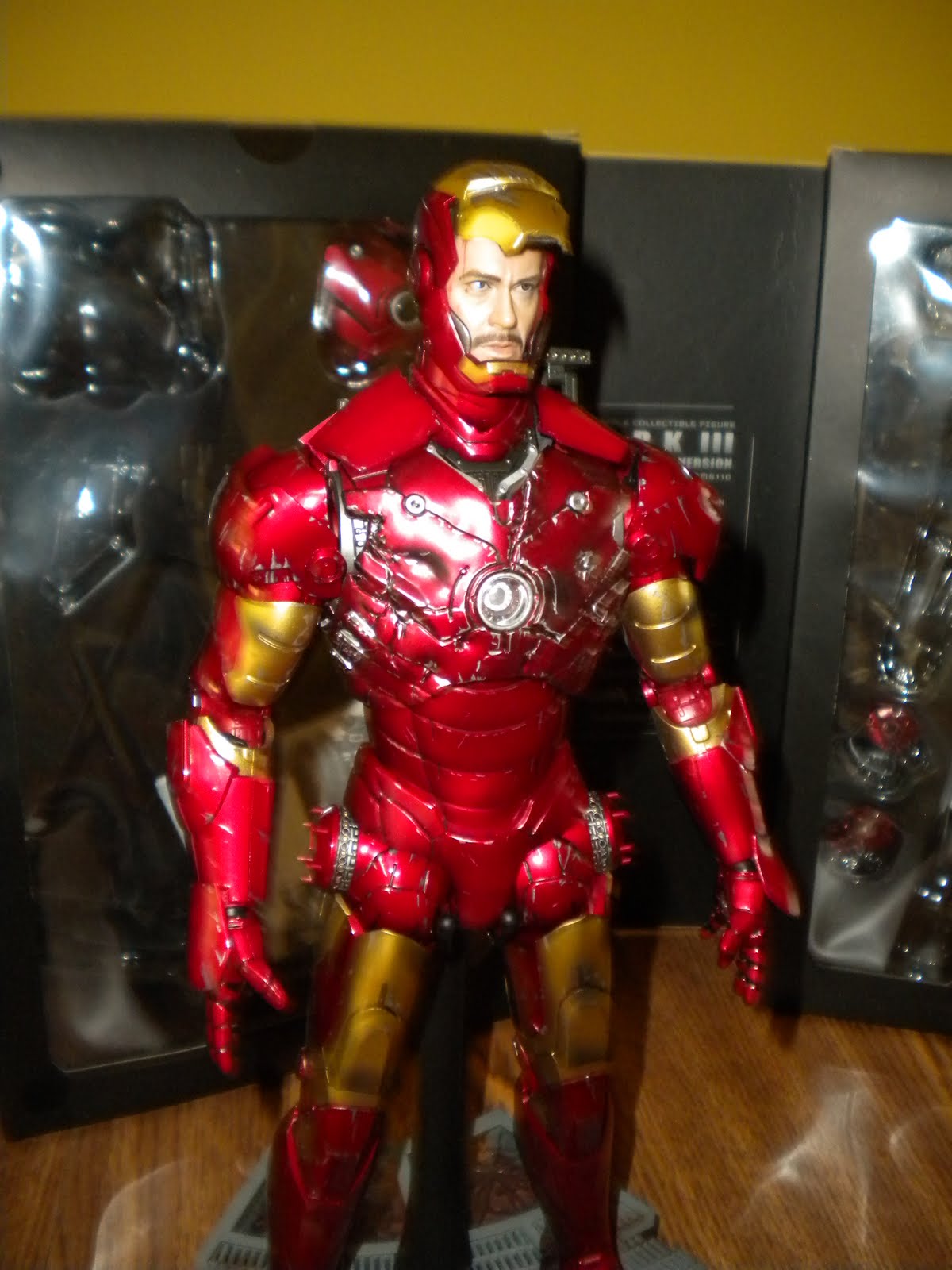 Hot+Toys+Iron+Man+Mark+III+Battle+Damaged+036.JPG