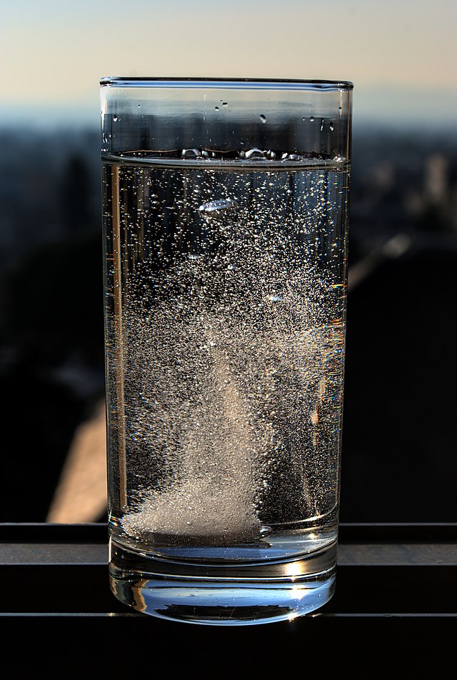 640px-Alka-Seltzer_tablet_dissolving_1.jpg