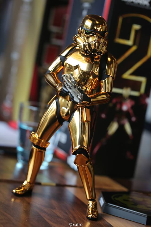 Hot-Toys-Gold-Stormtrooper-Display-002.jpg