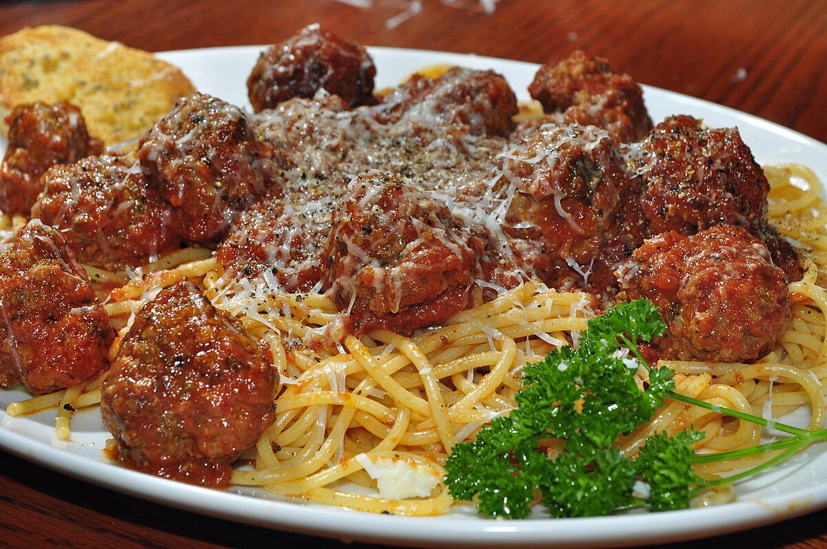 1200px-Spaghetti_and_meatballs_1.jpg