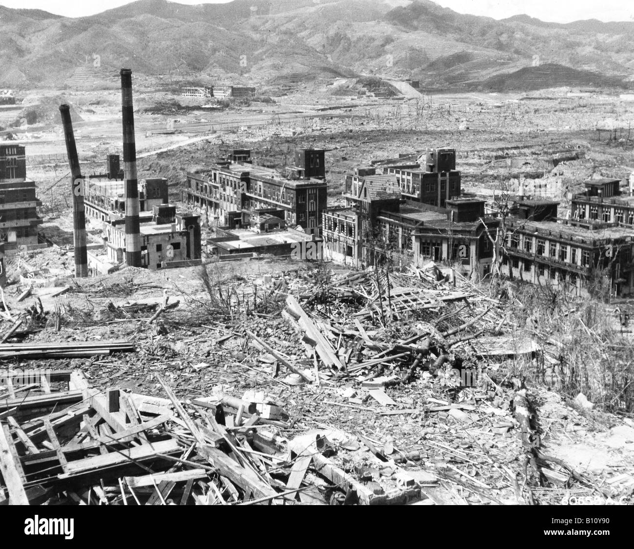 nagasaki-japan-after-the-atomic-bomb-blast-B10Y90.jpg