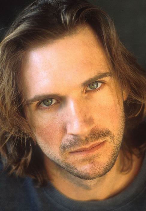 Ralph-Fiennes-actors-25380842-487-700.jpg