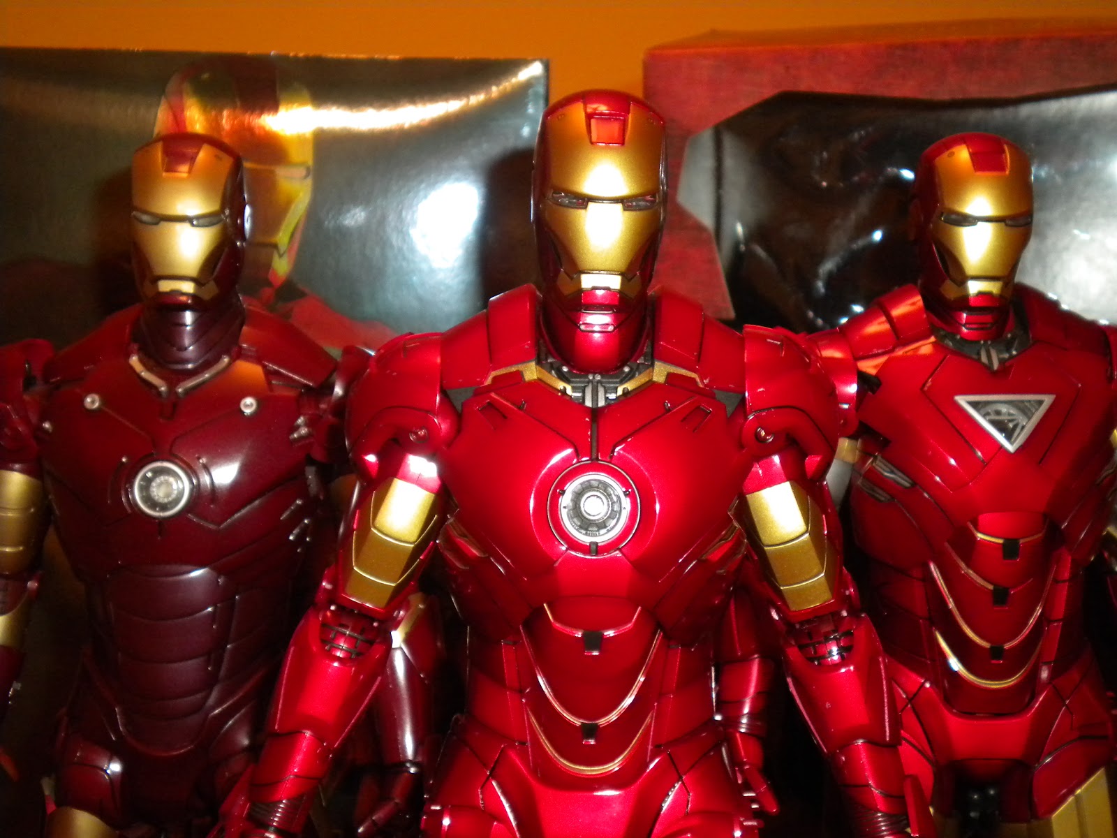 Hot+Toys+Iron+Man+Mark+VI+044.JPG